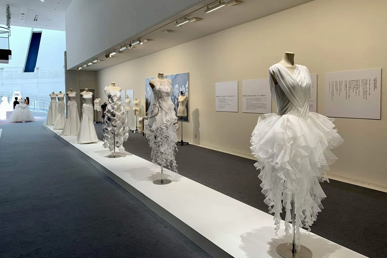 エマ理永展──“動く彫刻”としてのドレス｜taki