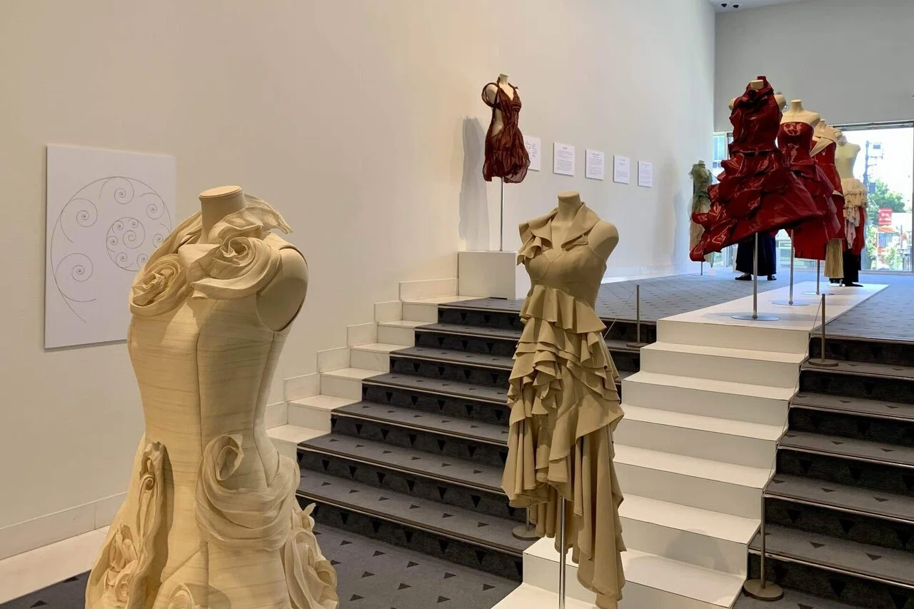エマ理永展──“動く彫刻”としてのドレス｜taki