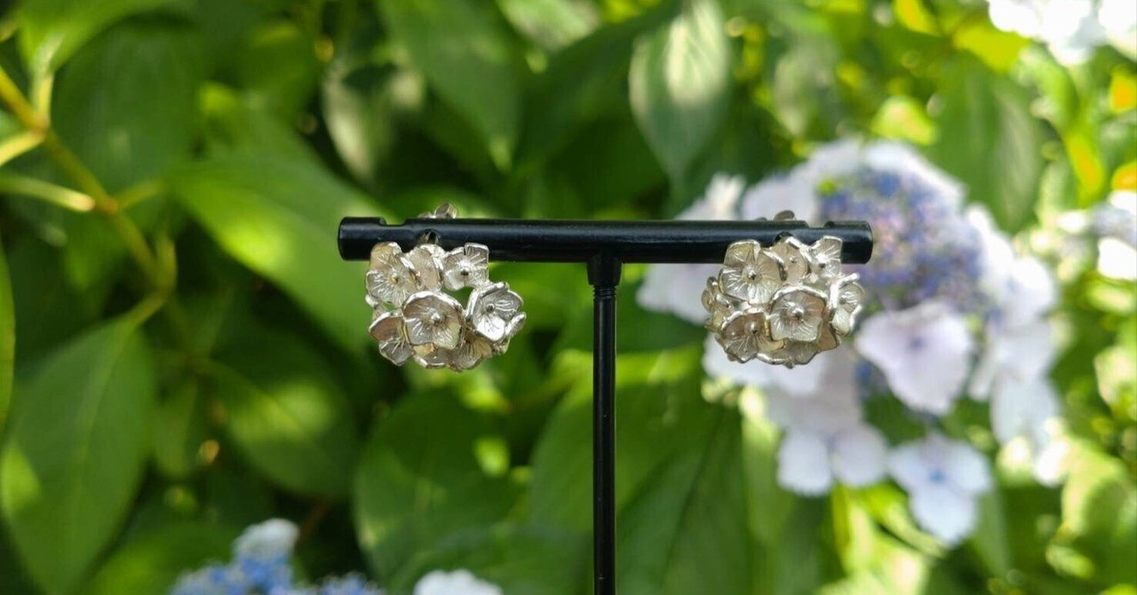 niki.du.poulain  布花　片耳ピアス　フラワー　木蓮のような花 睡蓮の花びらピアス 濃紫(こむらさき) – MADO