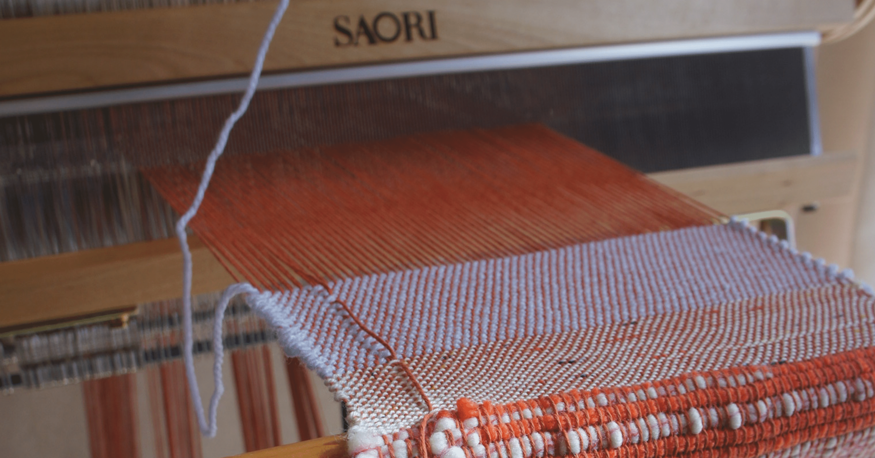 さをり織】織り機で糸を紡ぐこと。｜なんでもやるyoo