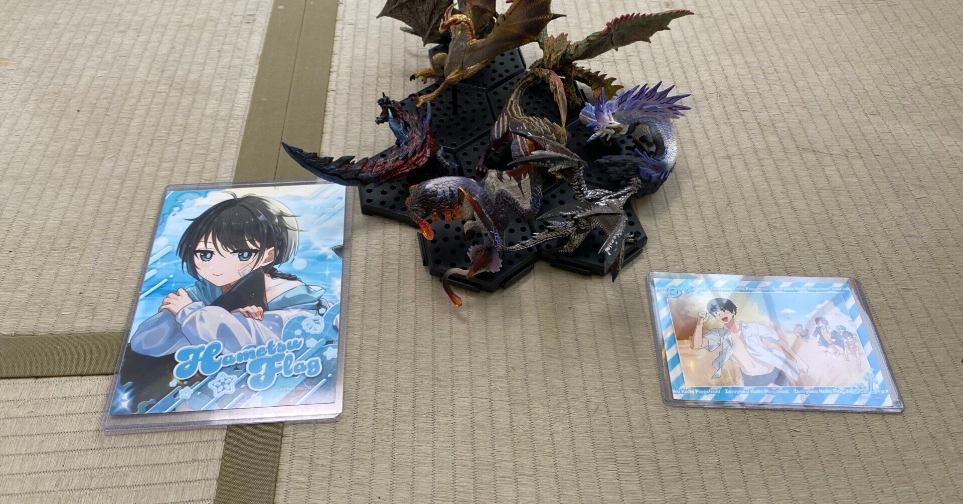 モンハンのフィギュアや、全力回避フラグちゃんのブロマイドを買って モンハンのフィギュアや、全力回避フラグちゃんのブロマイドを買って