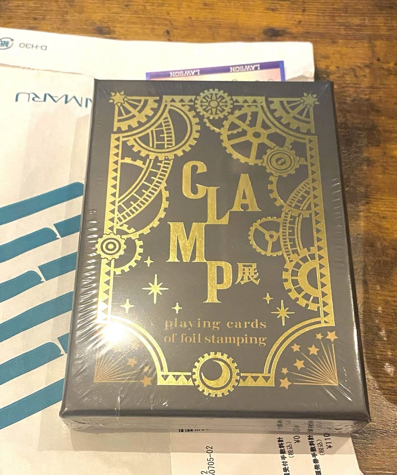 CLAMP展 原画展 公式グッズ 箔押し トランプ ◤CLAMP展 商品情報◢ □箔押しトランプ CLAMP展唯一の全出展作品を網羅した記念商品。 トランプは箔押し仕様でイラストを華やかにお楽しみいただけます。  ▽商品ページ https://t.co/GT8pcN2Wft #CLAMP #CLAMP展