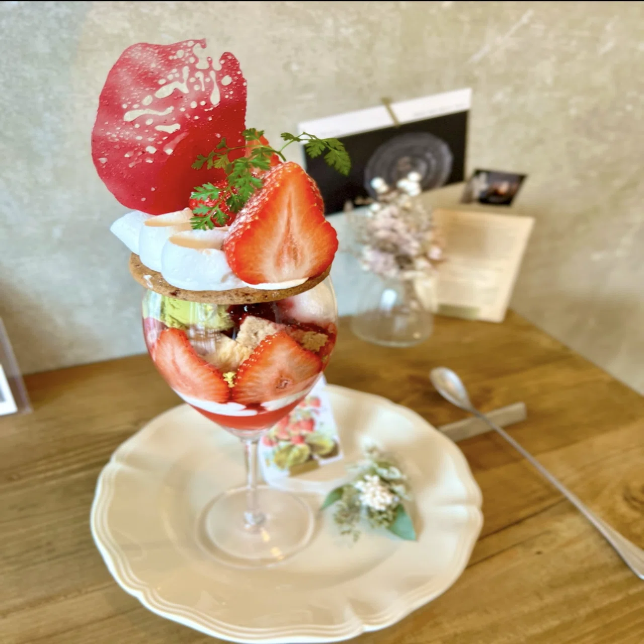 スプーンを入れて初めて気づく、パフェの本当の魅力。｜てっしーの