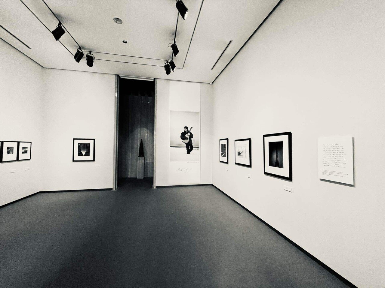 マイケル・ケンナ 旅の記憶展｜何必館・京都現代美術館｜芝田真一