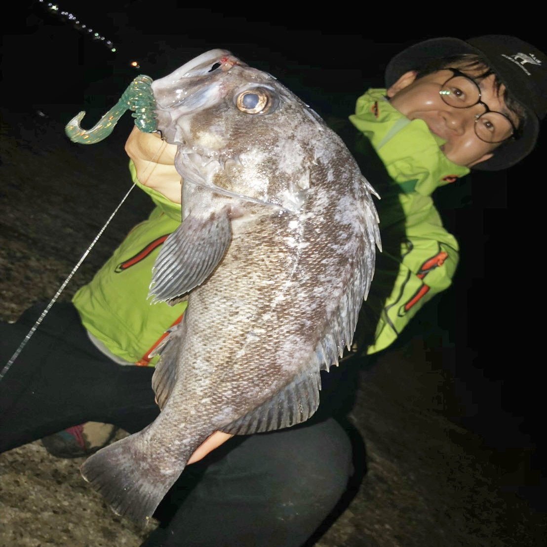 竿先引き込むパワー魅力 岩礁でクロソイ釣り 一緒にメバルの良型も 石巻days 石巻日日新聞社公式 Note