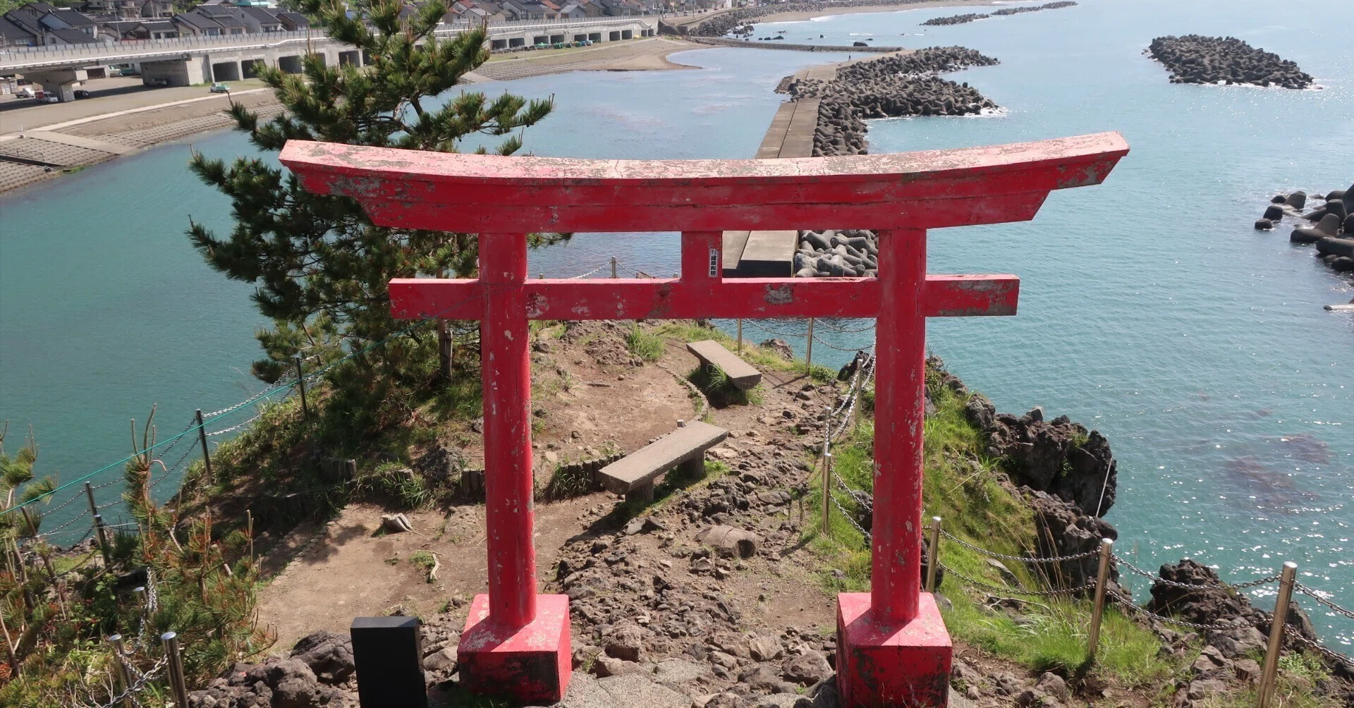 絶景・天空の鳥居【厳島神社(いつけしま神社)・能生灯台(のお灯台
