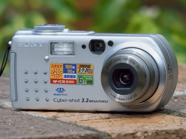 未来から来たオールドデジタルカメラ SONY Cybershot DSC-F707｜田んぼの島