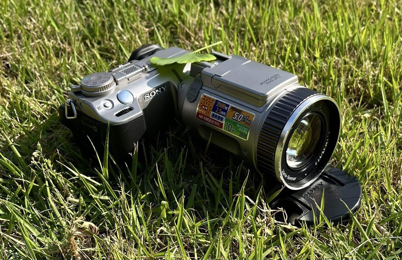 未来から来たオールドデジタルカメラ SONY Cybershot DSC-F707｜田んぼの島