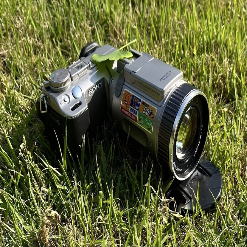 未来から来たオールドデジタルカメラ SONY Cybershot DSC-F707｜田んぼの島