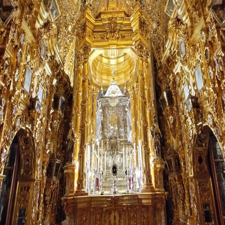 スペインのグラナダで金色に輝く聖堂：サン・ファン・デ・ディオス聖堂