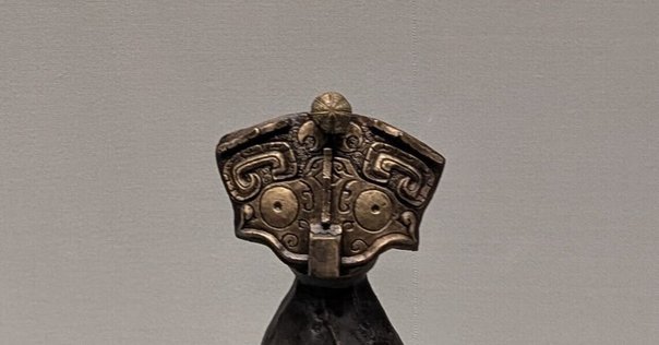 ♦古作 古銅 鎚起 盤口形 雷文様形双耳 三足 花器 大正時代 明治時代 骨董品 短刀】 月山源貞一彫同作（花押） 梅鶴原文雄氏 昭和四十一丙午