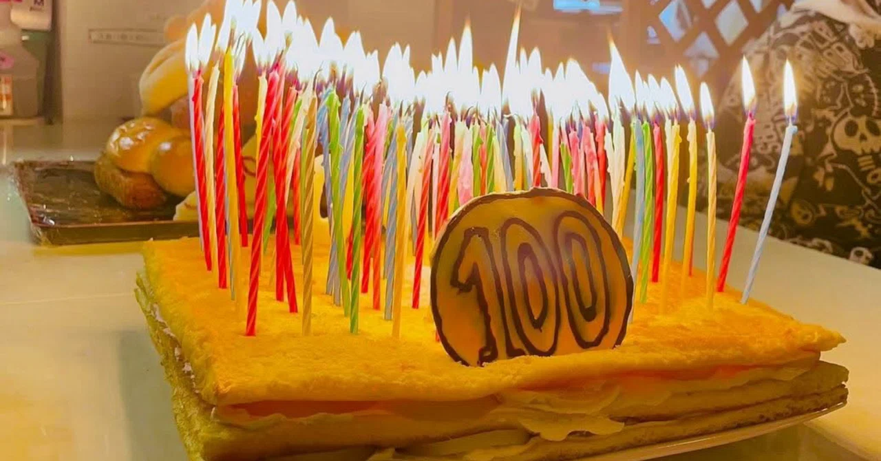 ろうそく100本で100歳の誕生日を祝ったら、ほぼボヤ騒ぎだった件｜はっ