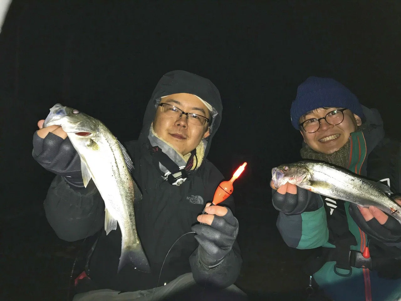 漆黒の海に沈む電気ウキ 港湾でセイゴが爆釣 石巻days 石巻日日新聞社公式 Note 漆黒の海に沈む電気ウキ 港湾でセイゴが爆釣 石巻days 石巻日日新聞社公式 Note