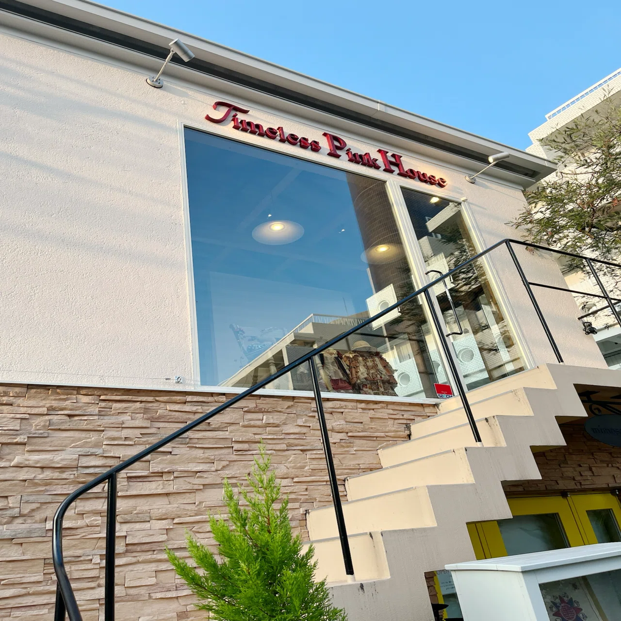 夢のかけらに会いに──Timeless Pink House 表参道店とコサージュの