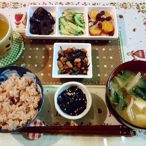 ・さつま芋とレーズンの煮物
・きゅうりとみょうがの塩麹酢の物
・なすの黒ごま炒め
・大豆とひじきの煮物
・昆布の佃煮
・しめじと大根と豆腐の味噌汁
・雑穀米入り玄米ごはん
・緑茶