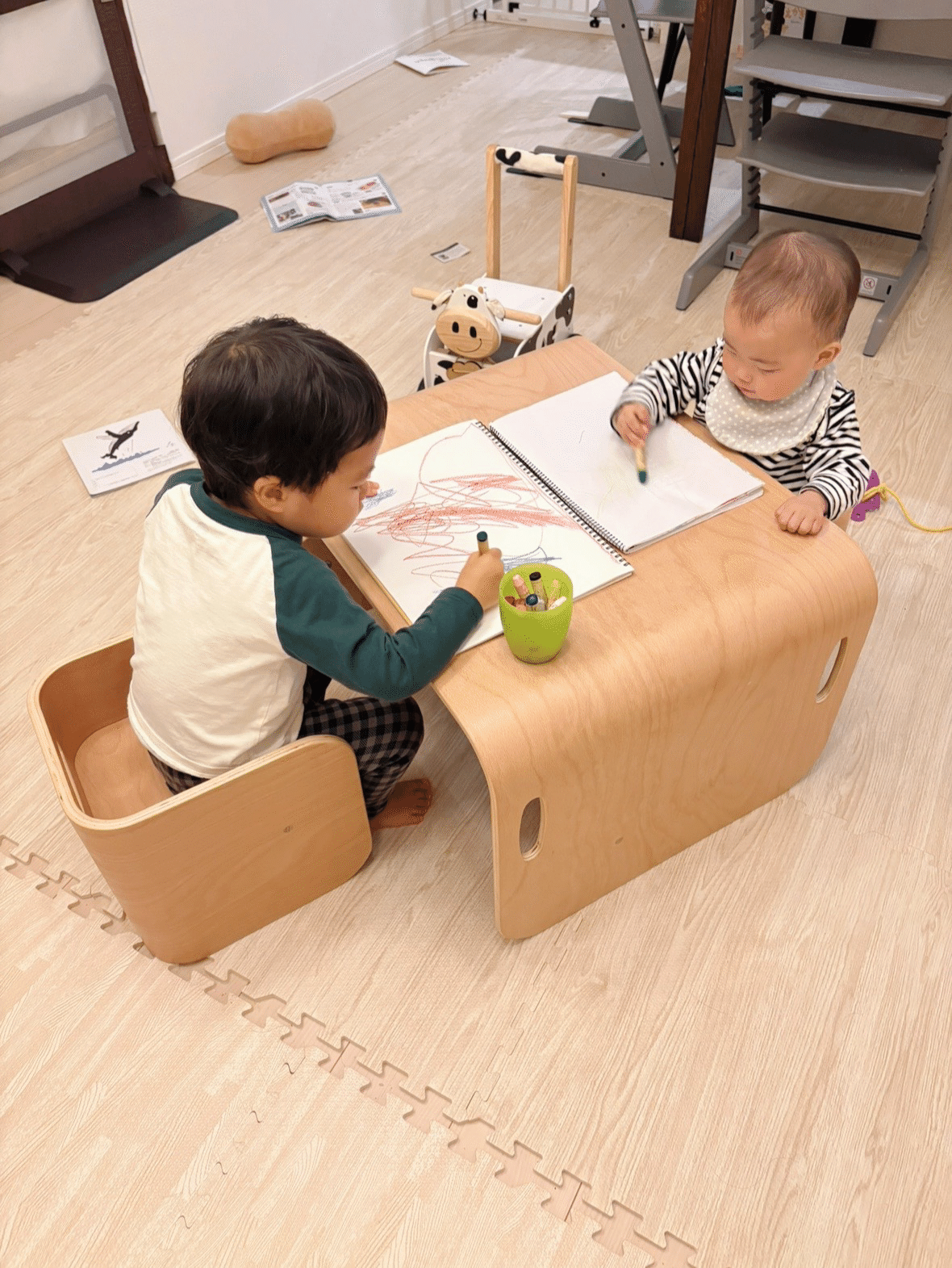 3歳の学習机兼おとなのテレワークデスク。｜清宮ゆうか｜年子兄妹の