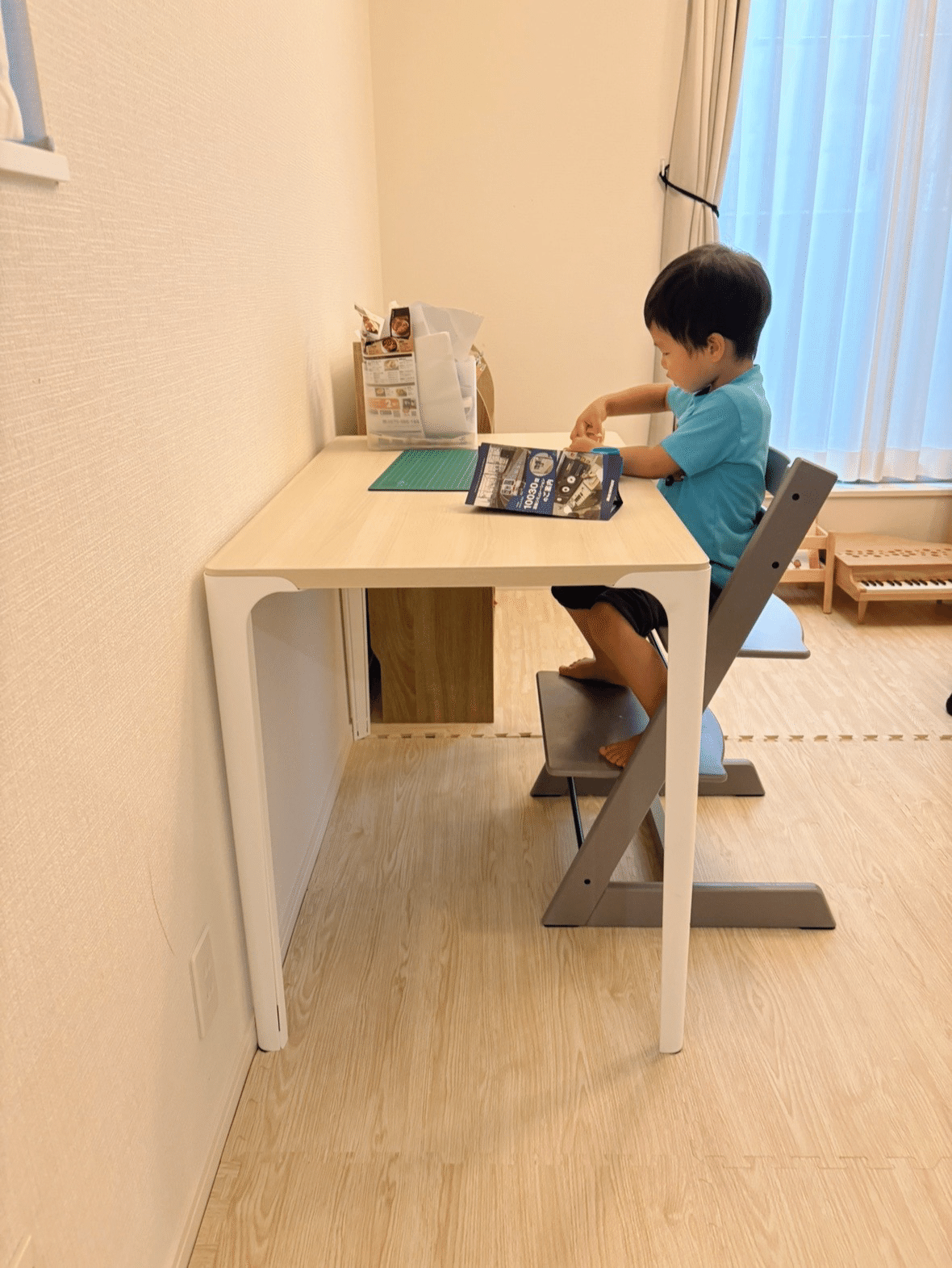 勉強机、テレワークにいかがでしょうか？ 3歳の学習机兼おとなのテレワークデスク。｜清宮ゆうか｜年子兄妹の