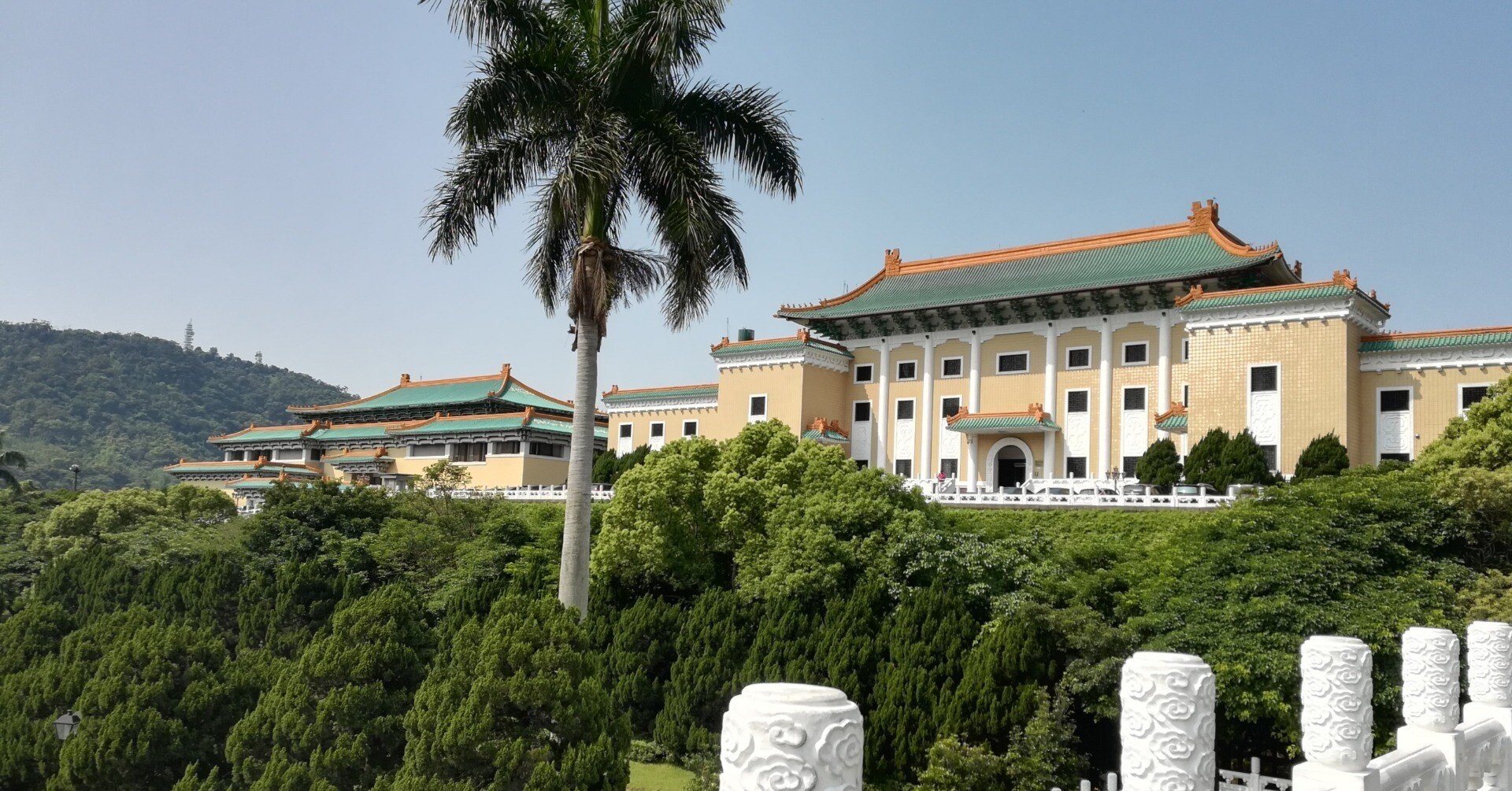 【一点物｜文房玉彫】緑玉 蓋付飾器｜螭龍鈕・瑞獣文｜木台付｜高さ約20 掌中造形 故宮博物院の宝物、のち魯肉飯―台湾旅行DAY2｜hironobu