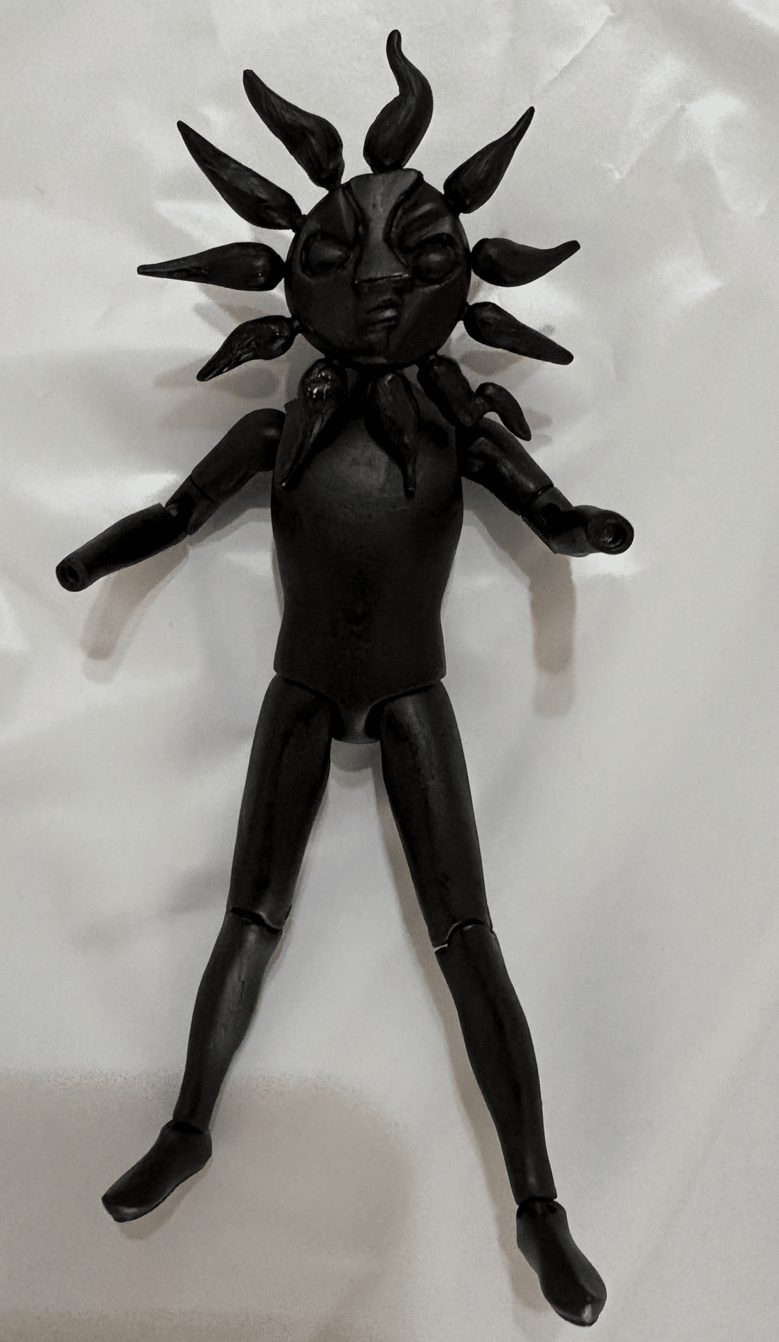 ブラックタローマンフィギュア 山口一郎、黒いタローマンを手に