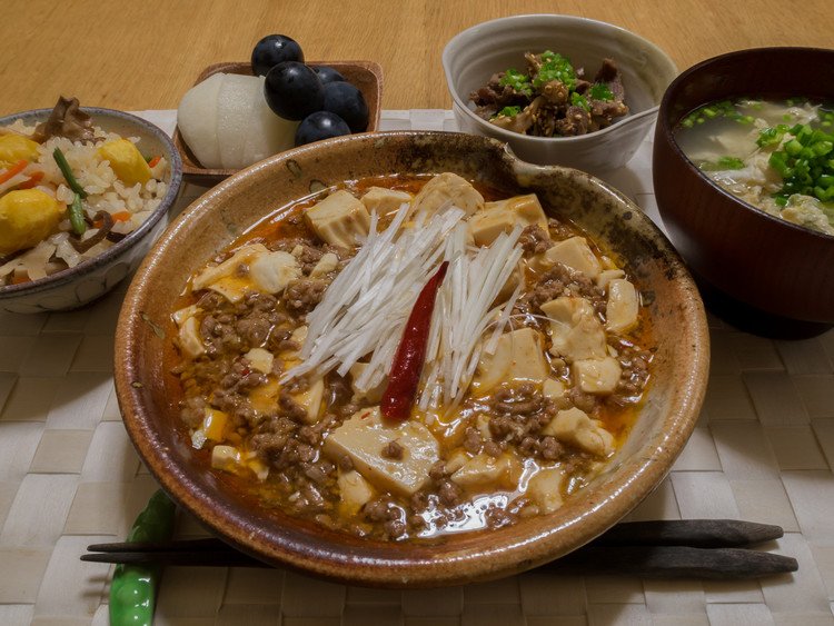 麻婆豆腐　牛肉と舞茸のしぐれ煮　ネギとキノコの中華スープ　炊き込みご飯　フルーツ