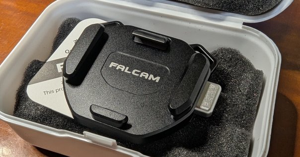 Leica Q2 純正予備バッテリーほかハイエンドアクセサリー多数 Leica Q2のバッテリーを外出先で充電する｜綾悠宇（MehrLicht!）