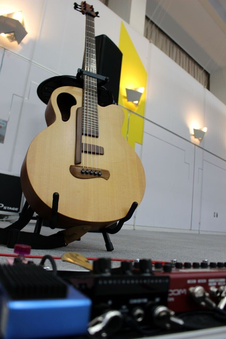 エレクトリック　アコースティックベースギター　イコライザー付き425　黒　新品未使用　１３５９６ | 425 Electric Acoustic Bass Guitar Blue Solid Wood