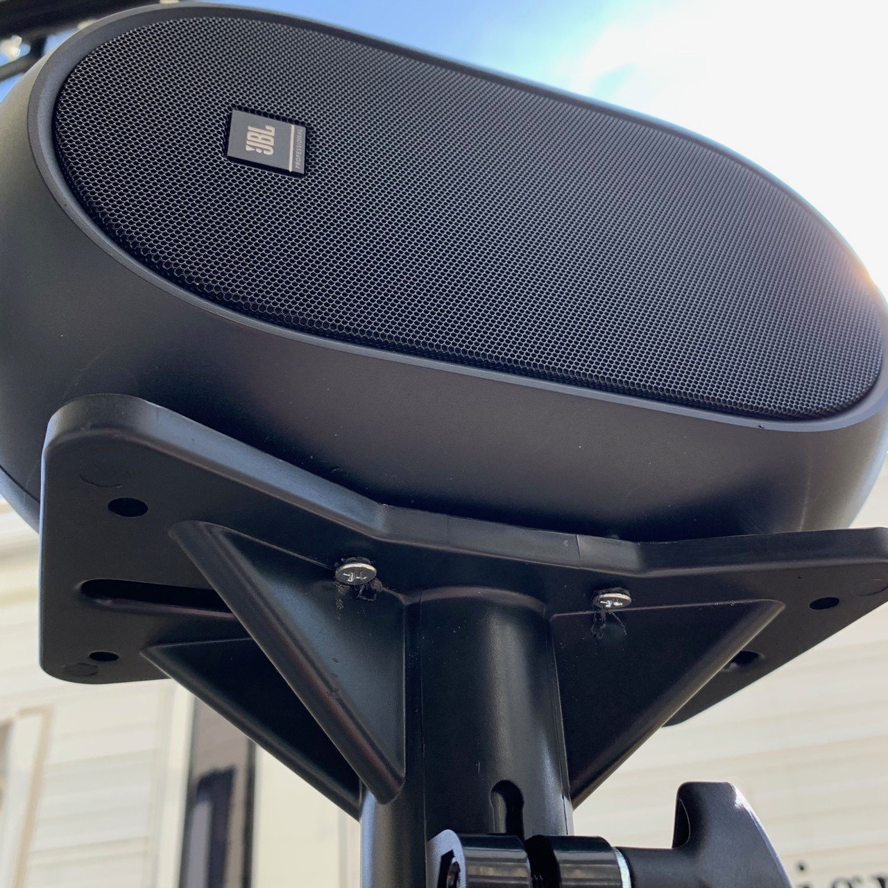 スピーカーをスタンドに繋げて、持ち運びを楽に。｜沖田純之介