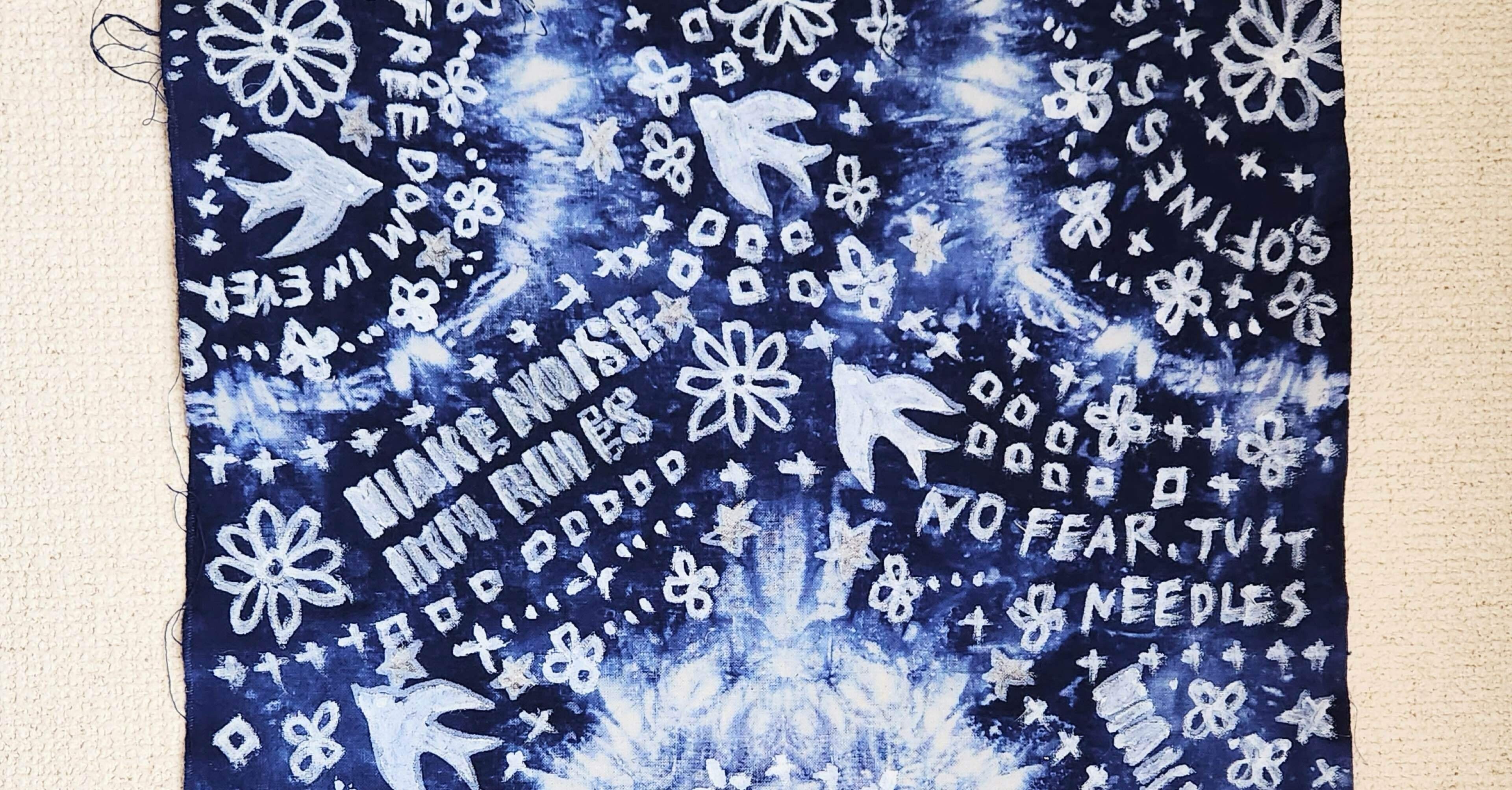 ステンシル文字を活かす準備布。みやこ染めアートファブリックの“設計