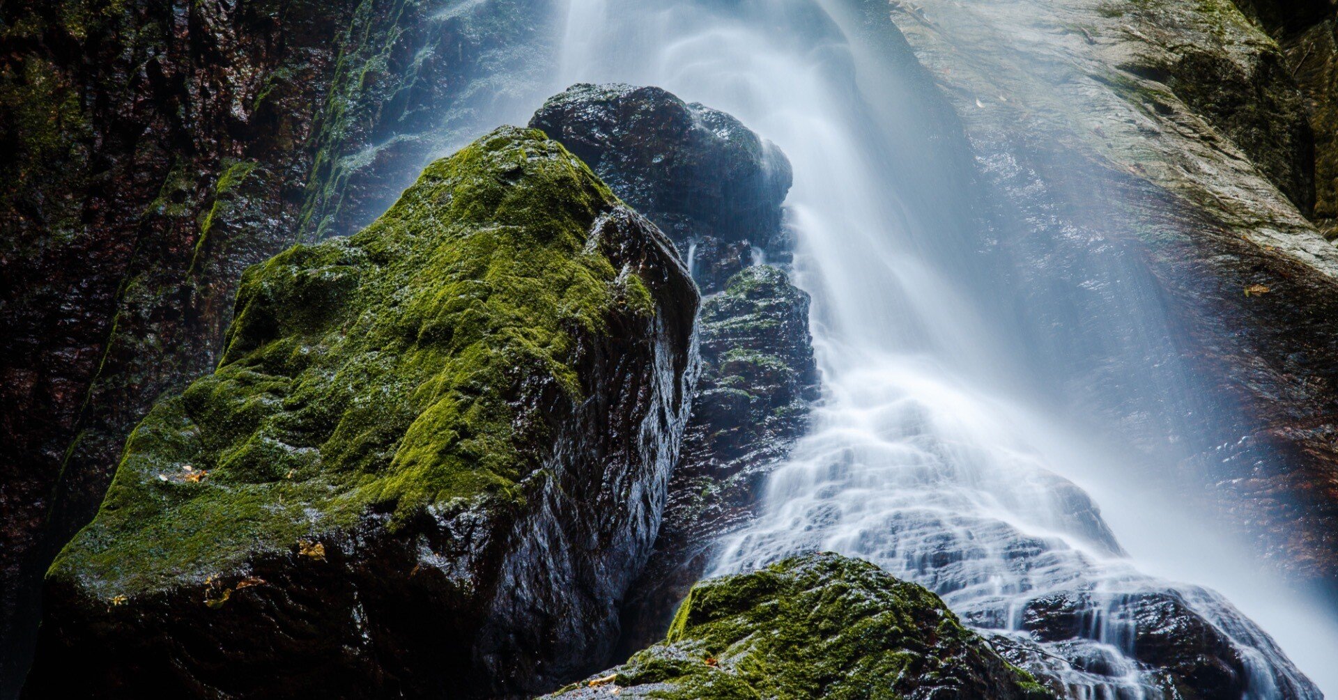 仁淀川町の秘境、雨竜の滝で撮影した「流音」｜岡本卓也｜風景写真家
