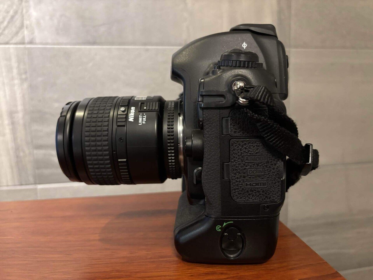 Nikon D3 & D300レンズセット他 Amazon | Nikon デジタル一眼レフカメラ D300 AF-S DX18-200 G