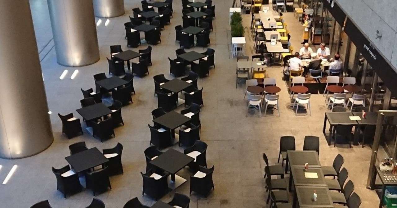 外に設置されたテーブルでは このツインビルに入っている会社のビジネスマンたちだろう人たちが コーヒーを飲みながらのミーティングなんかを行っている いかにも海外の朝の おしゃれな風景だ Ren Yano Note 外に設置されたテーブルでは このツインビルに入っている会社のビジネスマンたちだろう人たちが コーヒーを飲みながらのミーティングなんかを行っている いかにも海外の朝の おしゃれな風景だ Ren Yano Note