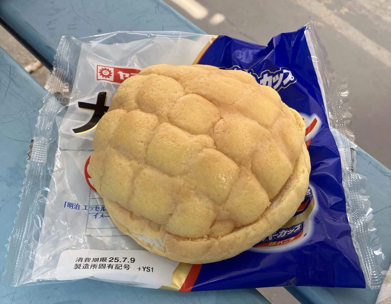 菓子パン紀243ヤマザキ✖️明治エッセルスーパーカップ 大きな