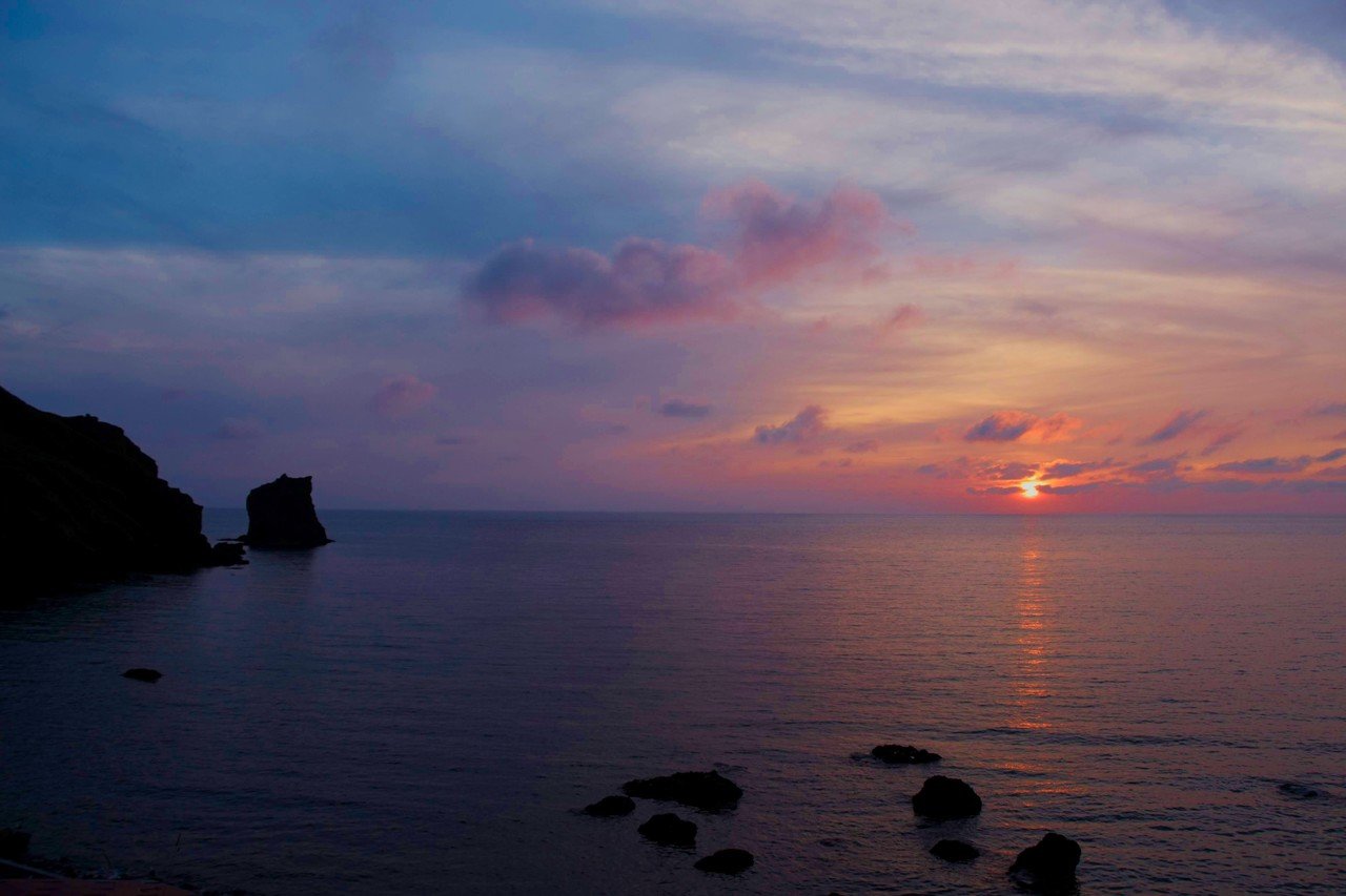 礼文島の猫岩と夕陽 究理基 くりき Note