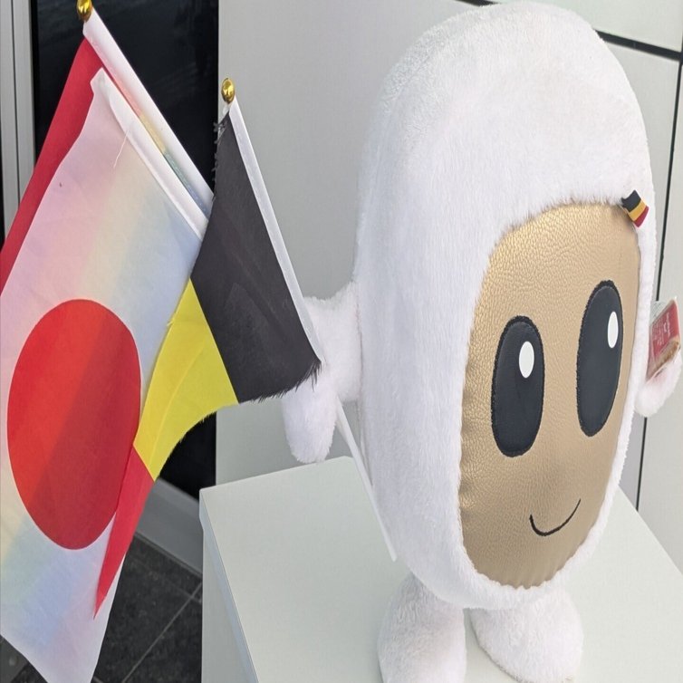 ベルギーパビリオンのレストランで、ピンクの象にメロメロ。｜田中弥三郎