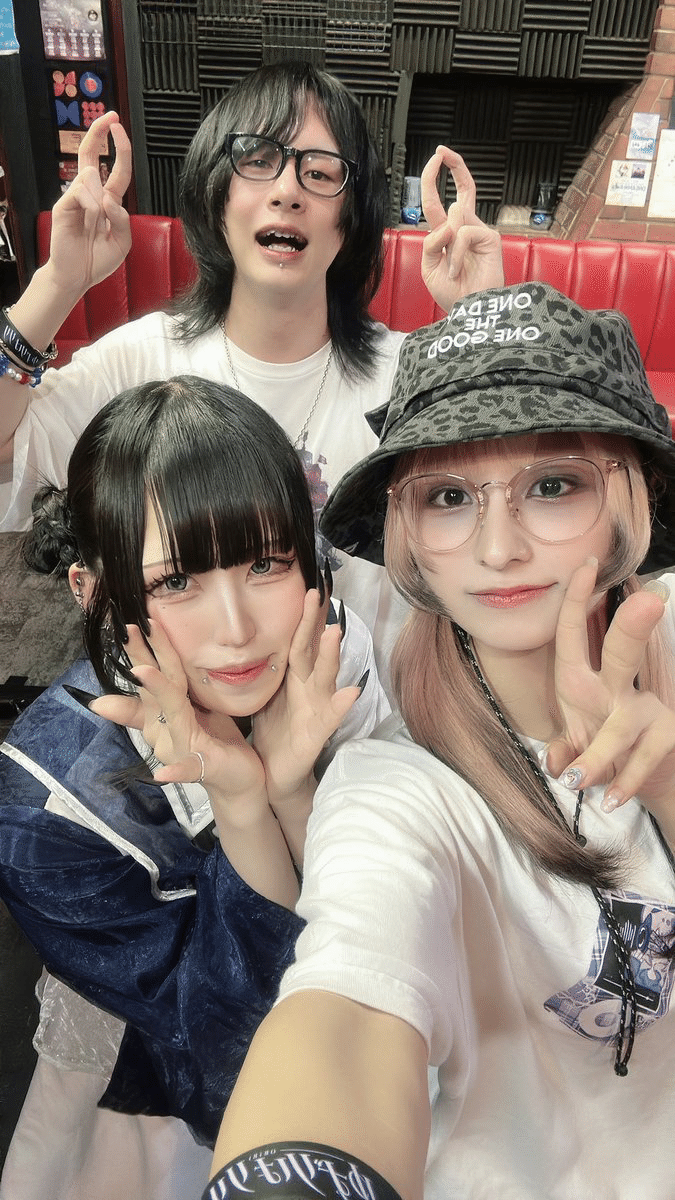 柚月は多忙 On the Road With Three1989: The Playful Pop Trio Takes Music