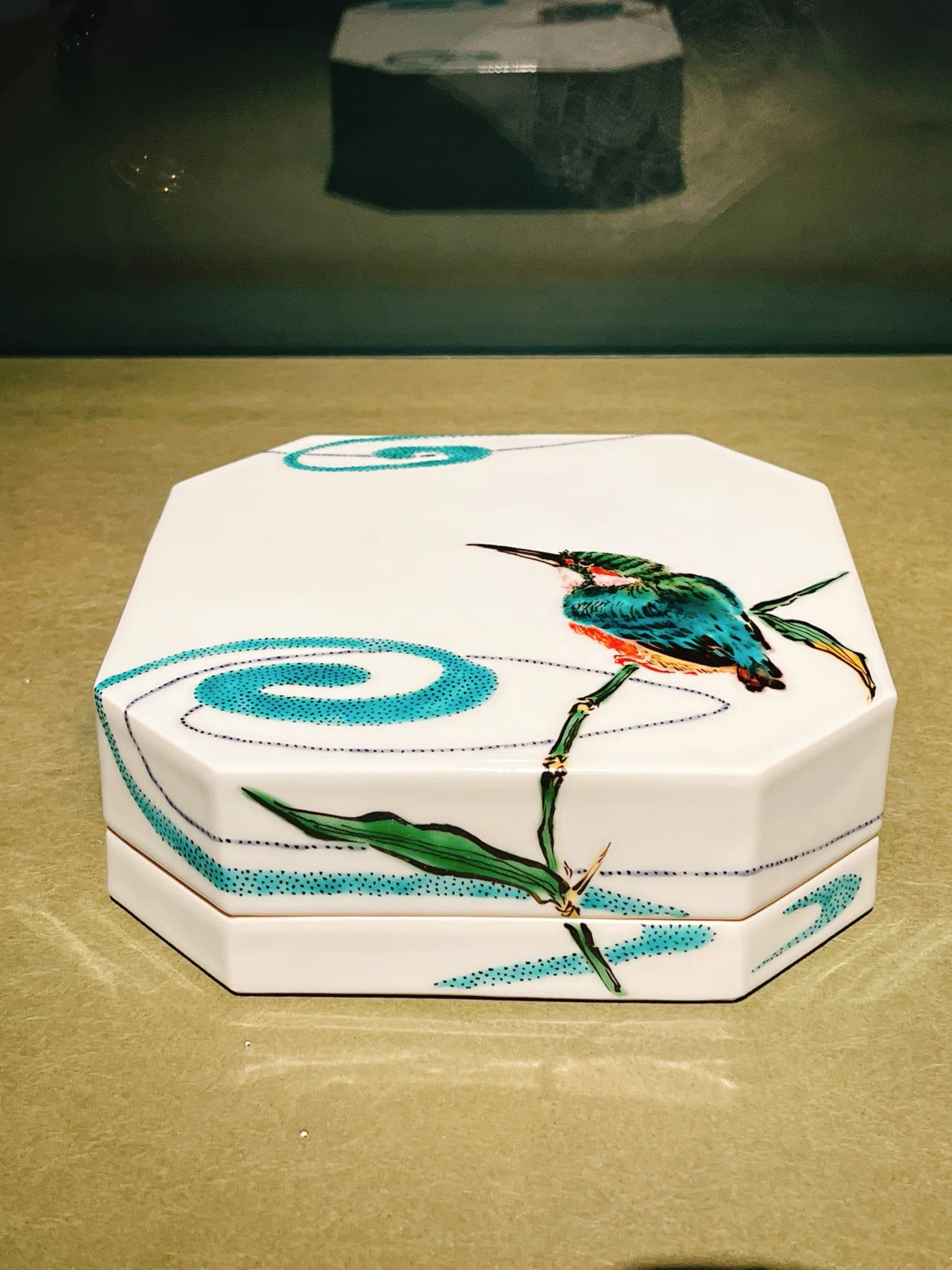 色絵磁器細密緒締め玉 ともびdeバードウォッチング「鳥々 藤本能道の色絵磁器」菊池寛実記念