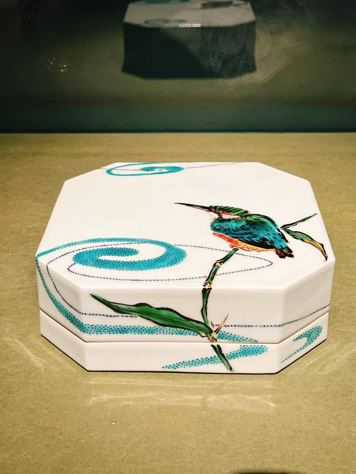 ともびdeバードウォッチング「鳥々 藤本能道の色絵磁器」菊池寛実記念