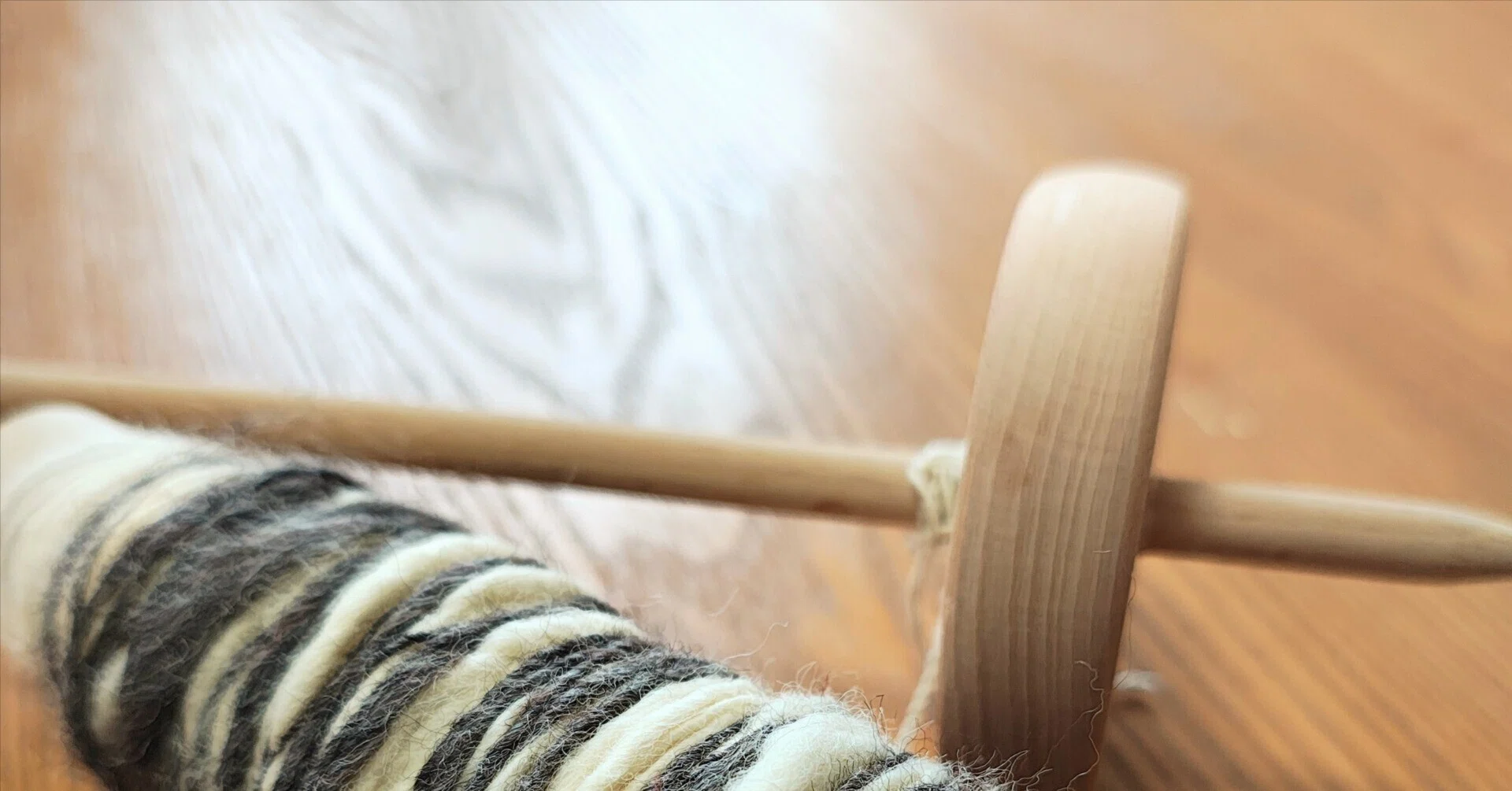 スピンドルで作る手紡ぎ毛糸1｜くろねこwool