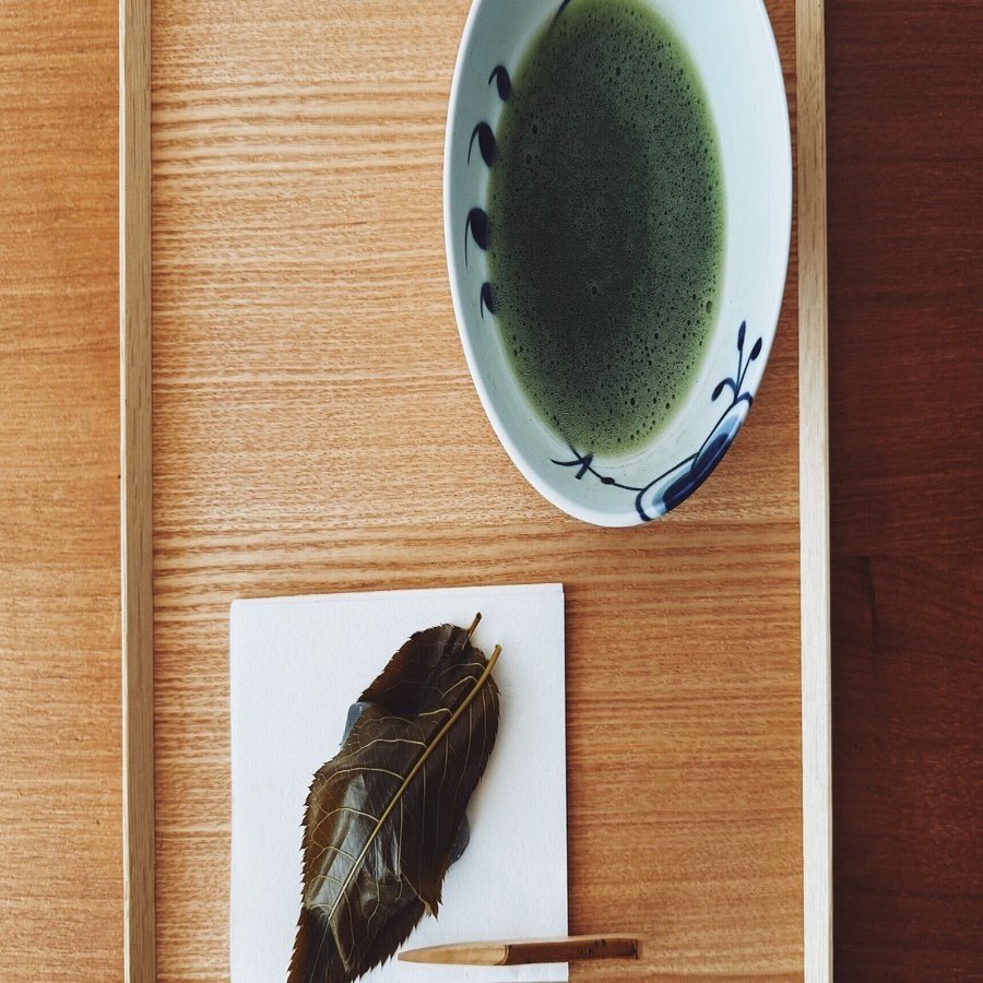 ロイヤルコペンハーゲンの器に抹茶を点てる夏 ― くず桜と過ごす涼やか