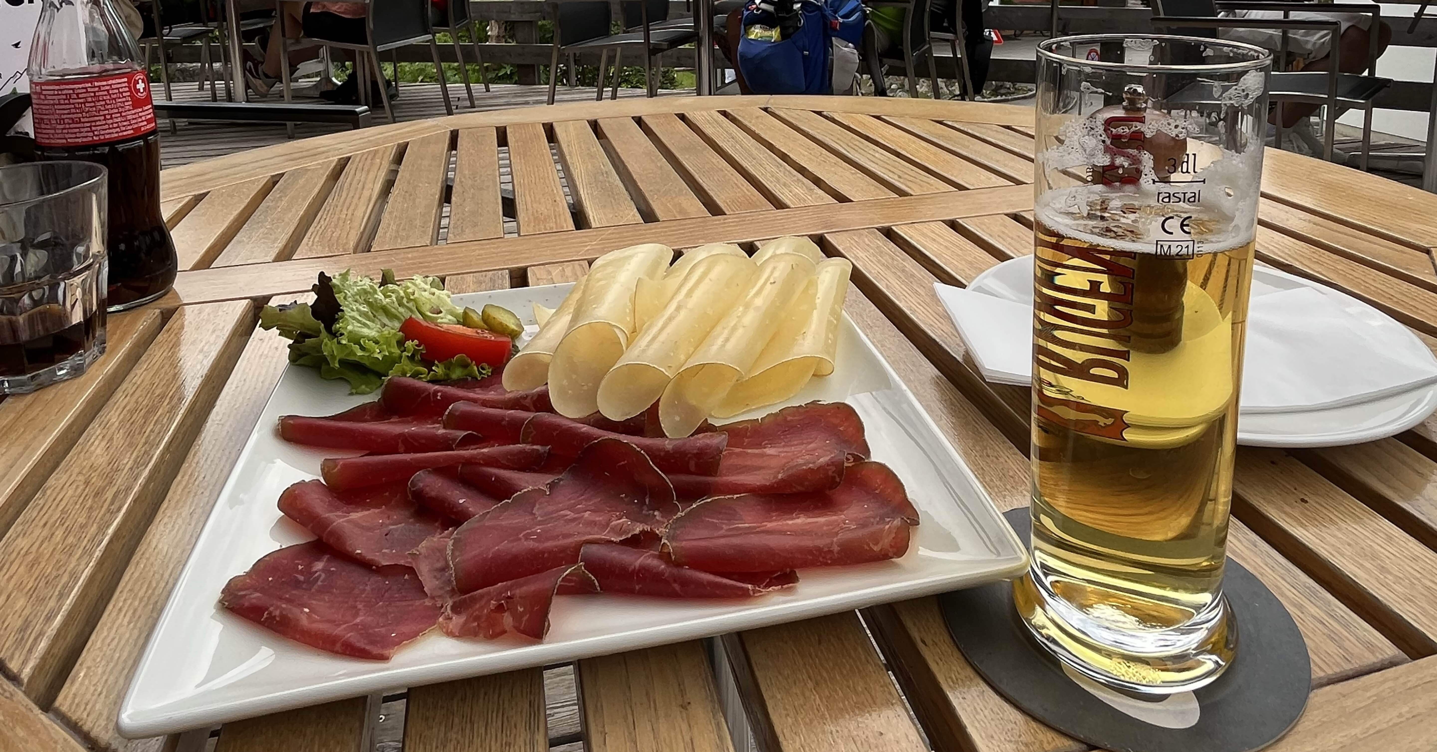 スイスの旅#05】Day2④•スイスアルプスを眺めながらの至福の一杯