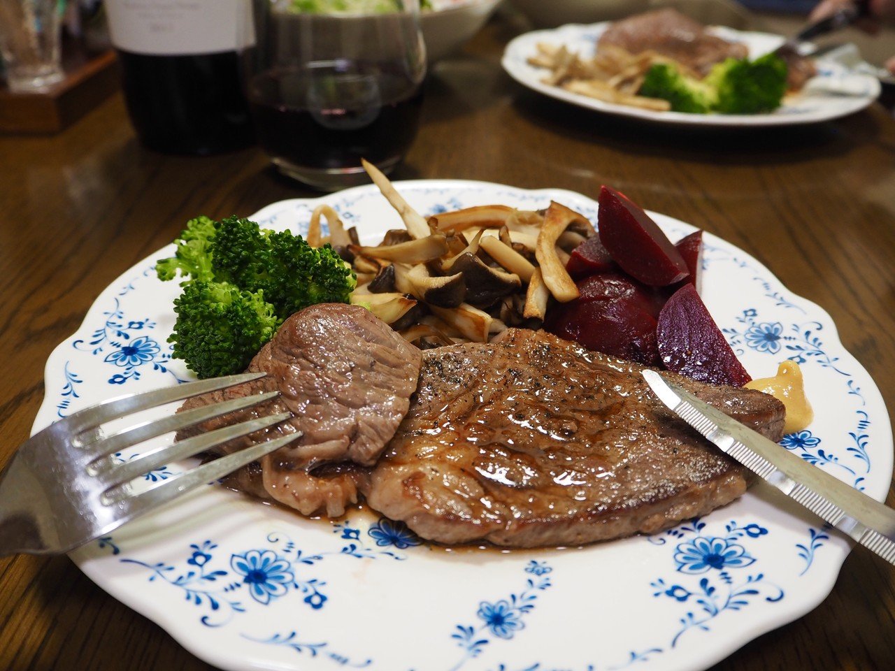 ダンナさんが肉を焼いてくれる日曜 昨夜はジュワッと旨い肩ロースでした 付け合わせにビーツ 1年前の料理教室で ボルシチ を習ったとき ホイル包み オーブン焼き という簡単レシピも教えてもらい 食卓ビー 初夏 はつか Note