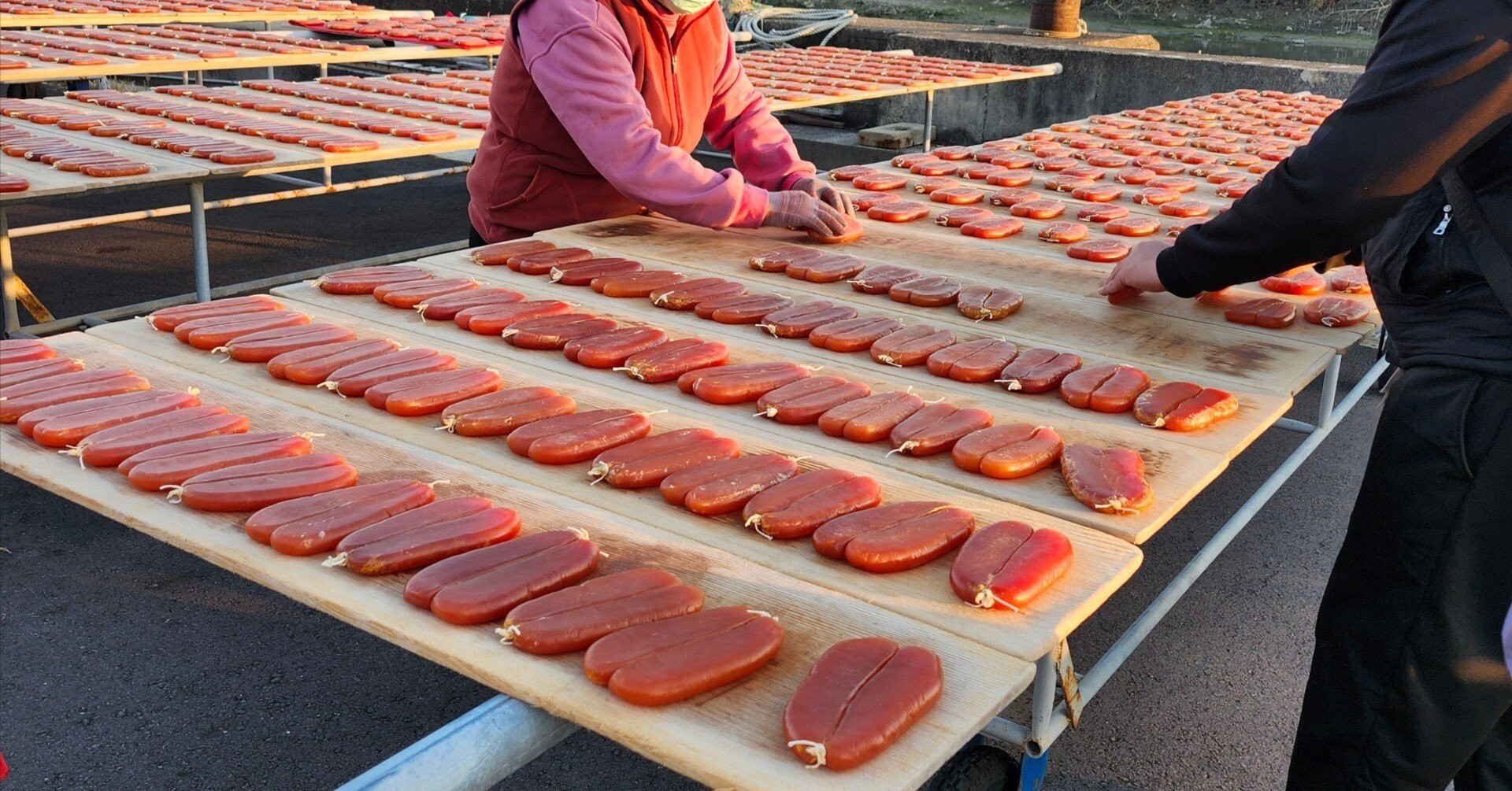 台南グルメ】オレンジ色に輝く台湾最大産地のカラスミ天日干し風景と