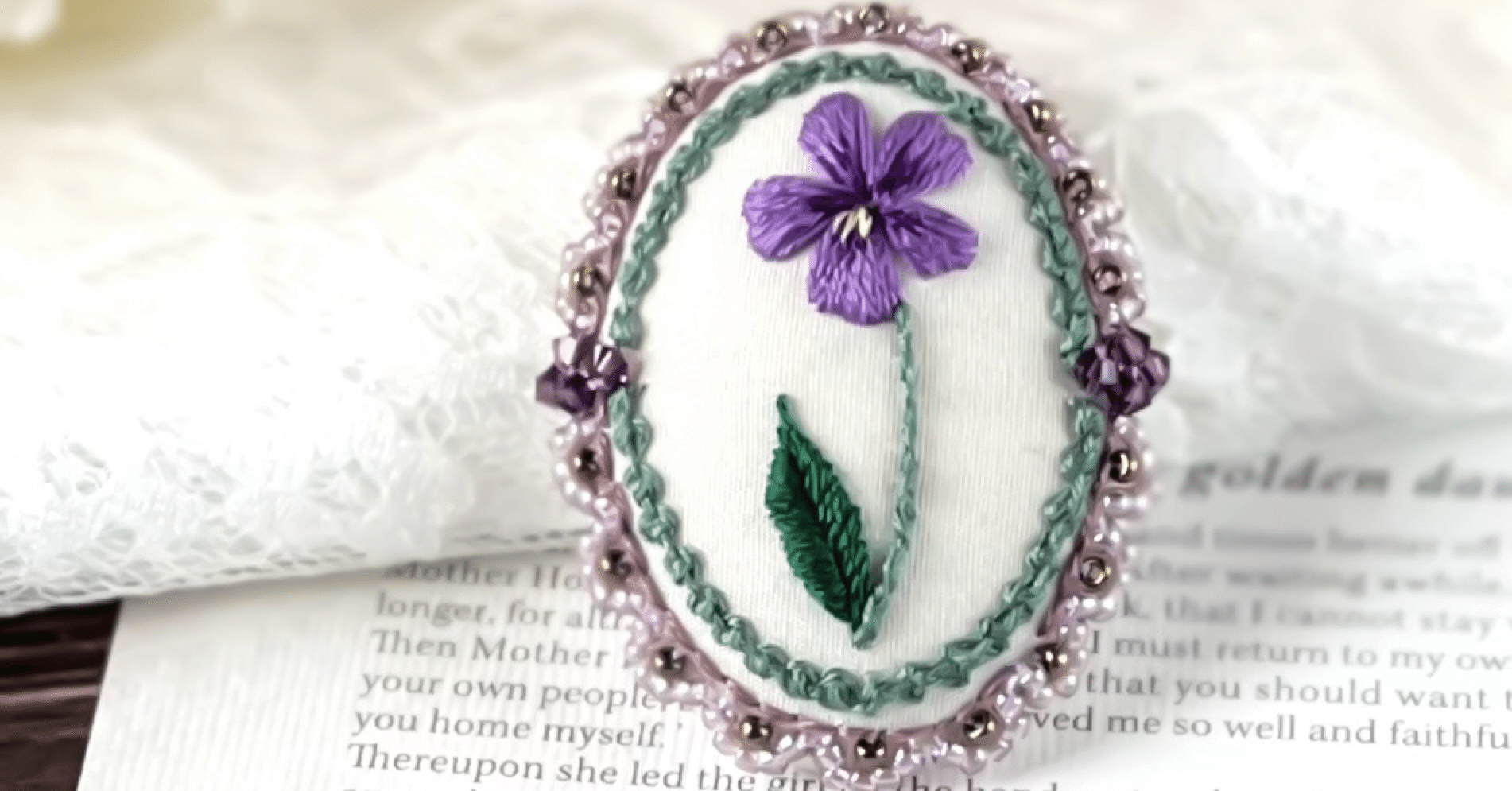 刺繍作品】スミレのクラシカル刺繍ブローチ。｜Buugen〜ブーゲン