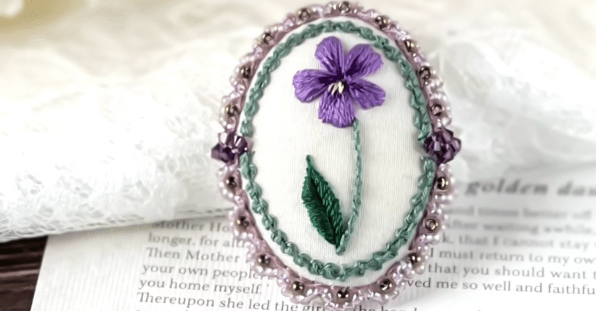 アンティークフランス 紫小花 スミレの花束刺繍 ブルーリボン シルク生地作品 リボン刺繍でスミレを刺しました😄💜花弁は、シルクリボンに