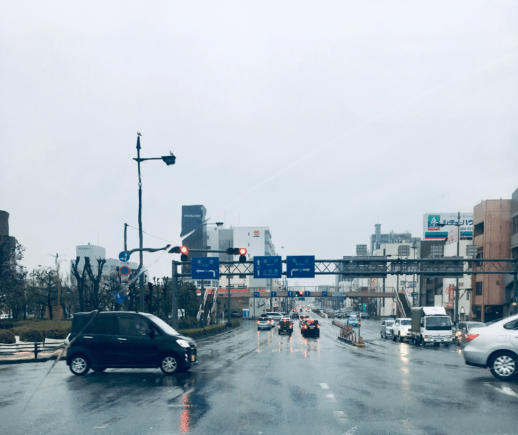 私はきみのモノ。きみだけのモノ。雨の音に濡れる景色を眺めながら心の中で呟く。