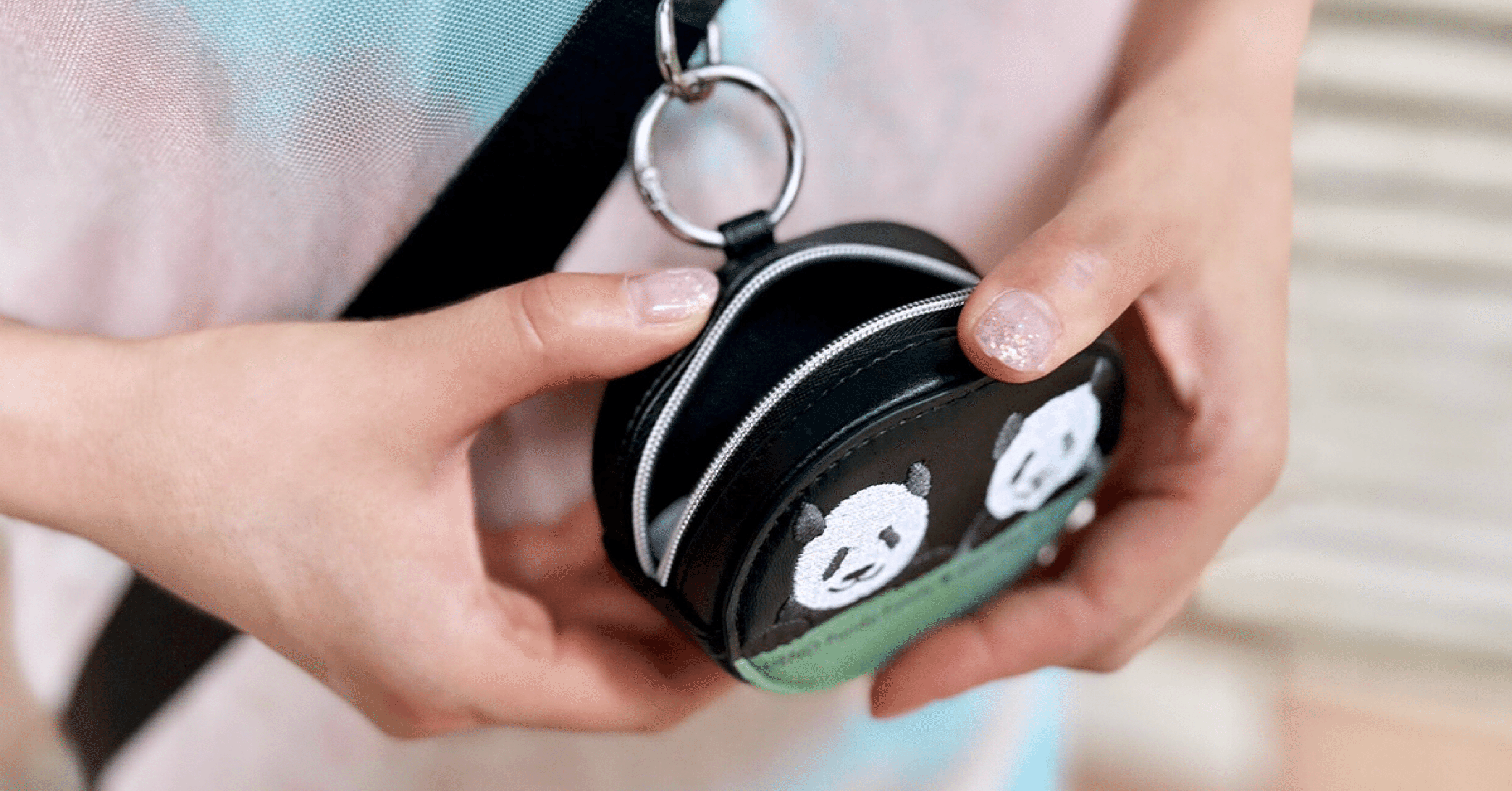 7月18日に『上野パンダファミリー ポーチ付ショルダーストラップ』を