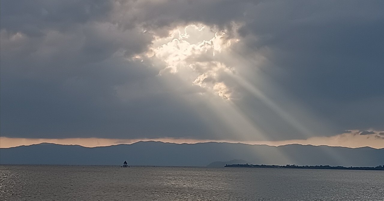 琵琶湖に架かる天使の梯子 今日も良い一日でした 明日も素敵な日