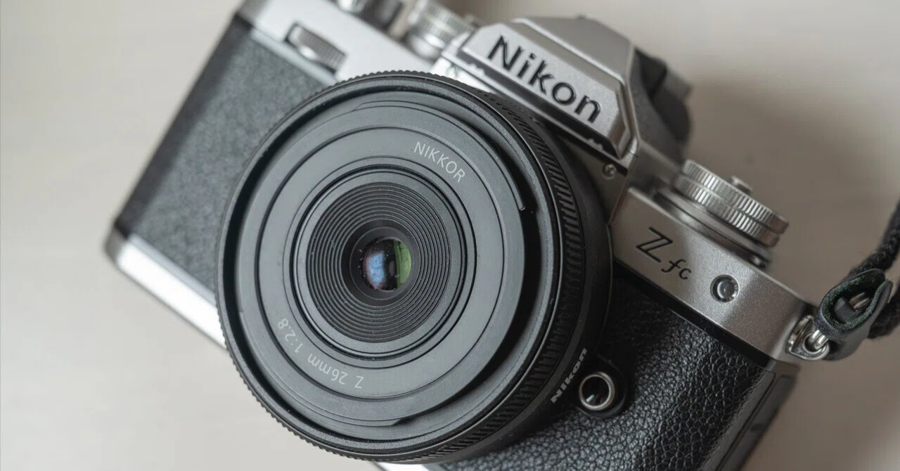 ニコン Zfc”にぴったりな純正レンズはこれ！ “NIKKOR Z 26mm f/2.8” の