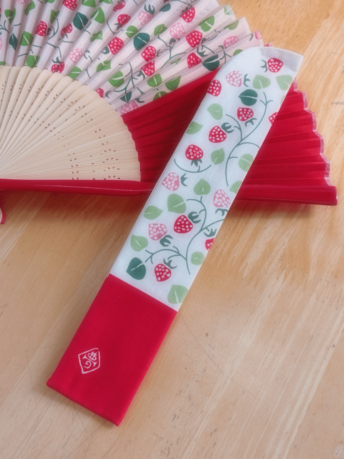 いちご様　図鑑９冊セット File.009🍓「連れて帰って」オーラ全開！🪭いちご柄のシルク扇子
