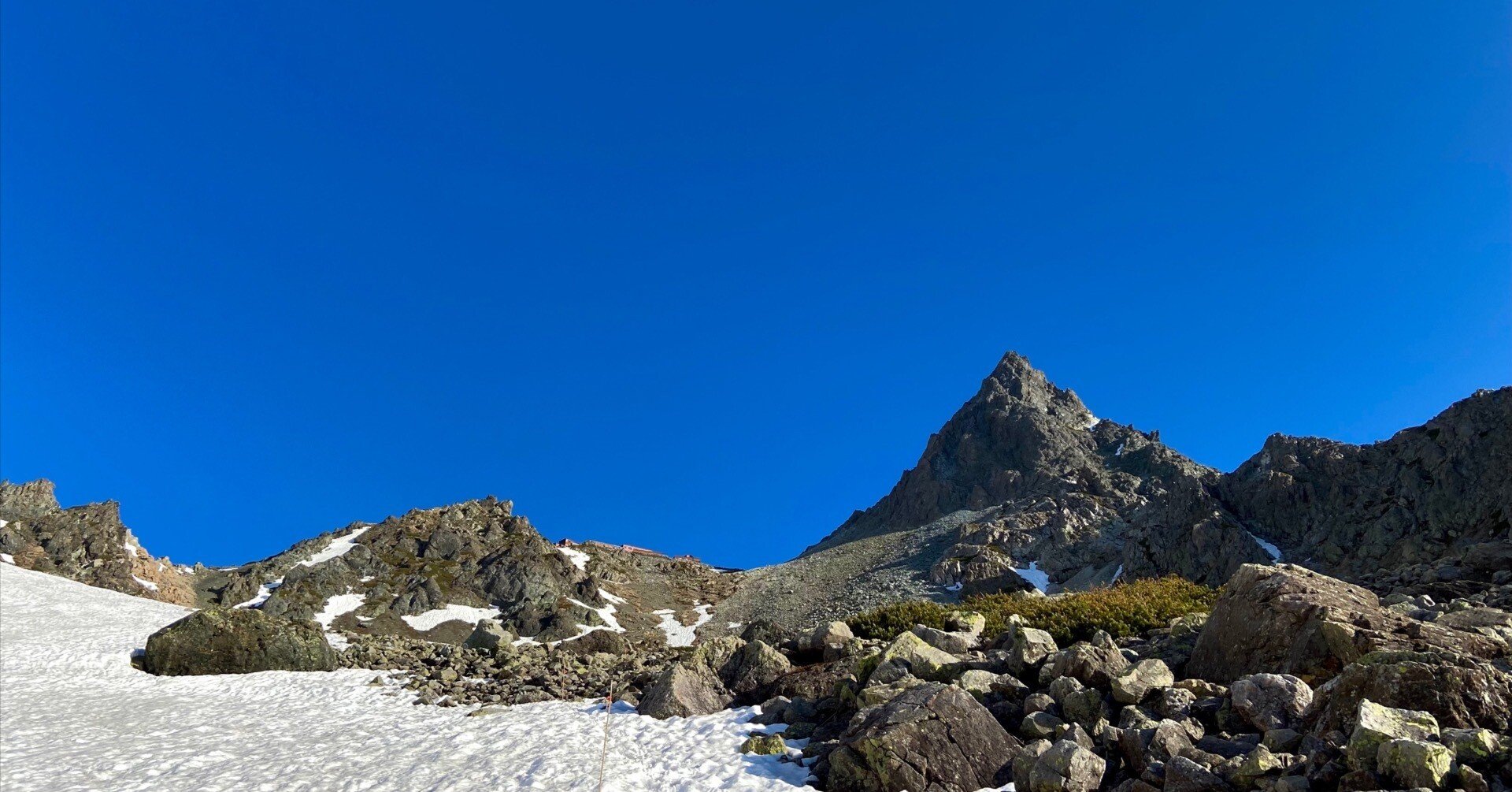 静けさの中の槍ヶ岳──雪と祠と新緑と｜yukinokoe